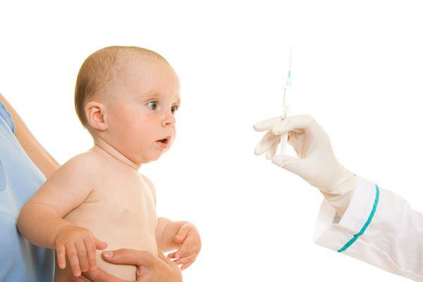 Bebelus vaccinat pediatru