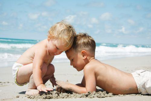 copii-joaca-plaja