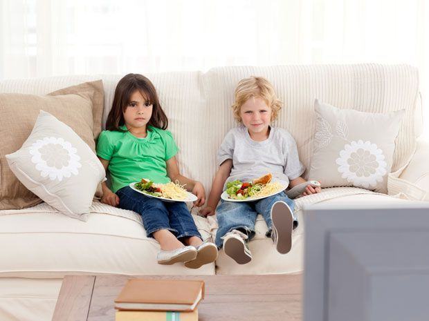 copii-mancat-televizor