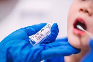 Test saliva COVID-19 pentru copii! Cat de sigur este si ce acuratete prezinta