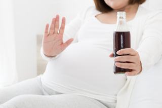 De ce este mai bine sa eviti Coca-Cola in timpul sarcinii? Cat de periculoasa poate fi pentru fat