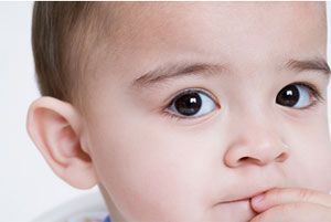 Ceara din urechile bebelusului.  Ce e sanatos si ce nu?