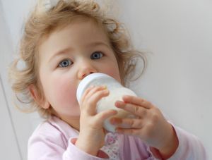 Alimentatia bebelusului cu lapte praf, sfaturi si sugestii