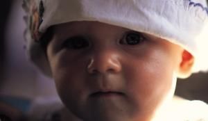 Iarna, la plimbare in parc cu bebelusul