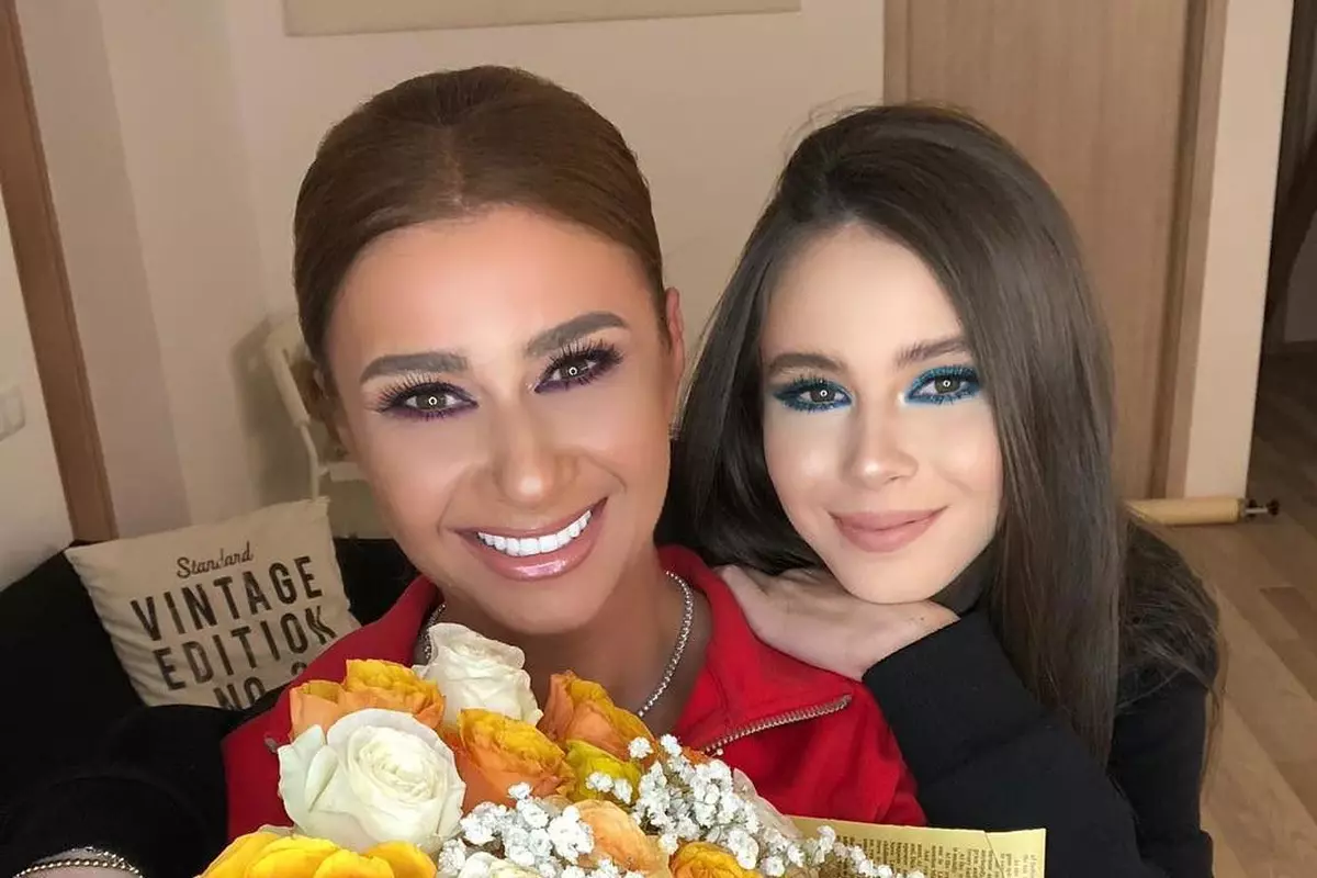 Cat costa un tablou facut de fiica cea mare a Anamariei Prodan. „Vinde tot”. Rebecca s-a intors din America alaturi de iubitul ei