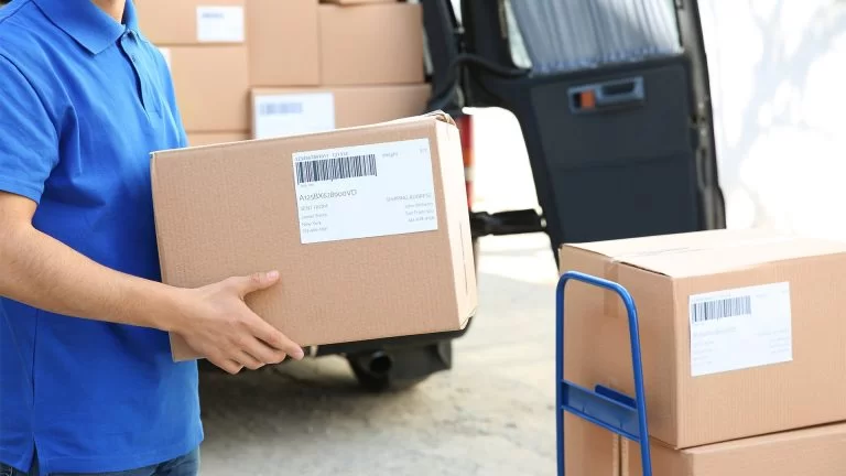 Numarul mare de elevi care primesc colete direct la scoala ridica semne de intrebare pentru autoritati