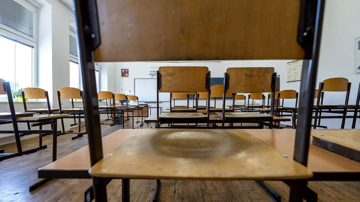 Un judet inchide scolile din cauza codului rosu de furtuna. Elevii nu vor merge la cursuri miercuri, 8 octombrie