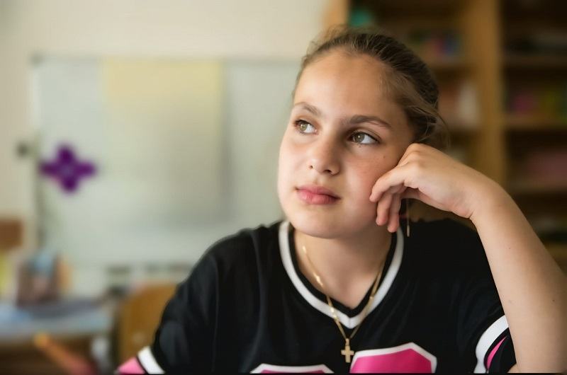 58% dintre copiii cu parintii plecati la munca in strainatate isi doresc ca acestia sa revina in Romania si 44% dintre ei spun ca, atunci cand se confrunta cu o problema serioasa, primul ajutor il cauta tot la parinti, chiar si de la distanta. in acelasi timp, 35% afirma ca au fost tratati diferit la scoala din cauza plecarii parintilor, iar aproape trei sferturi dintre acestia spun ca au fost tinta unor glume sau comportamente neplacute. Datele reies dintr-un sondaj realizat recent de Organizatia Salvati Copiii Romania in cadrul unui proiect finantat de Departamentul pentru Romanii de Pretutindeni, in randul copiilor cu parintii plecati la munca in strainatate, beneficiari ai programelor organizatiei.