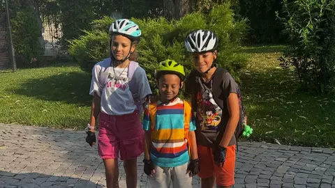 Copiii Mirelei Vaida merg singuri cu bicicleta la scoala de vara din satul vecin. Ce distanta parcurg zilnic