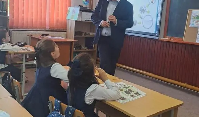 Un invatator a lovit cu...