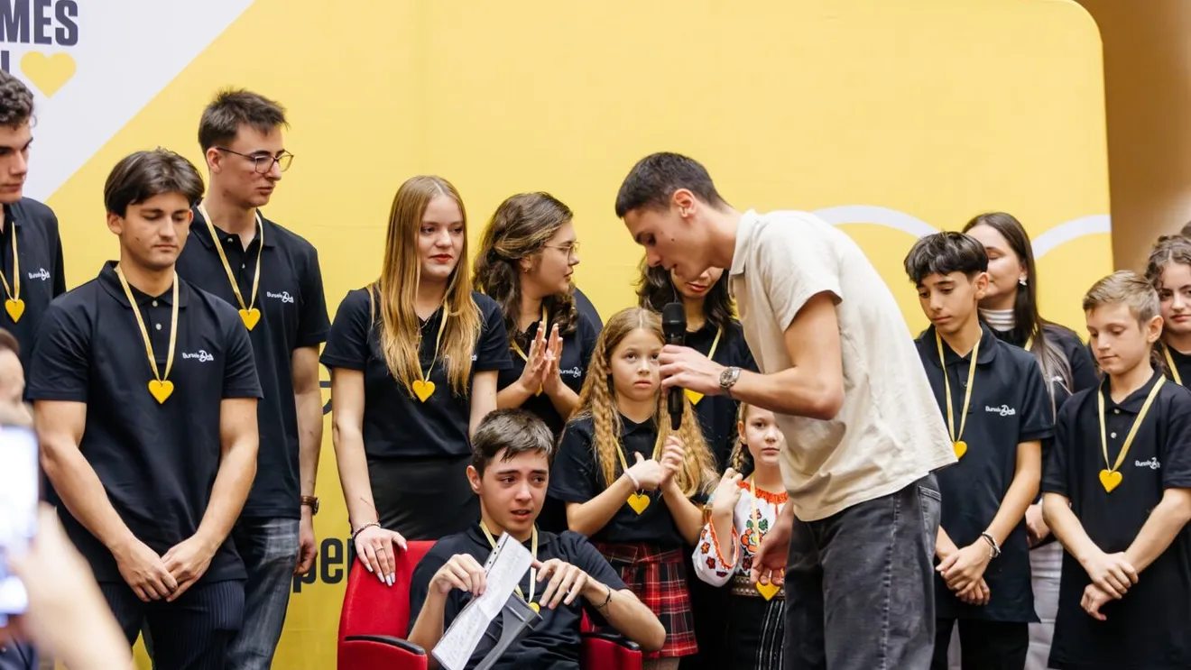 Romanii au donat alaturi de David Popovici peste 100.000 de euro pentru copii cu performante in sport, arta si stiinta