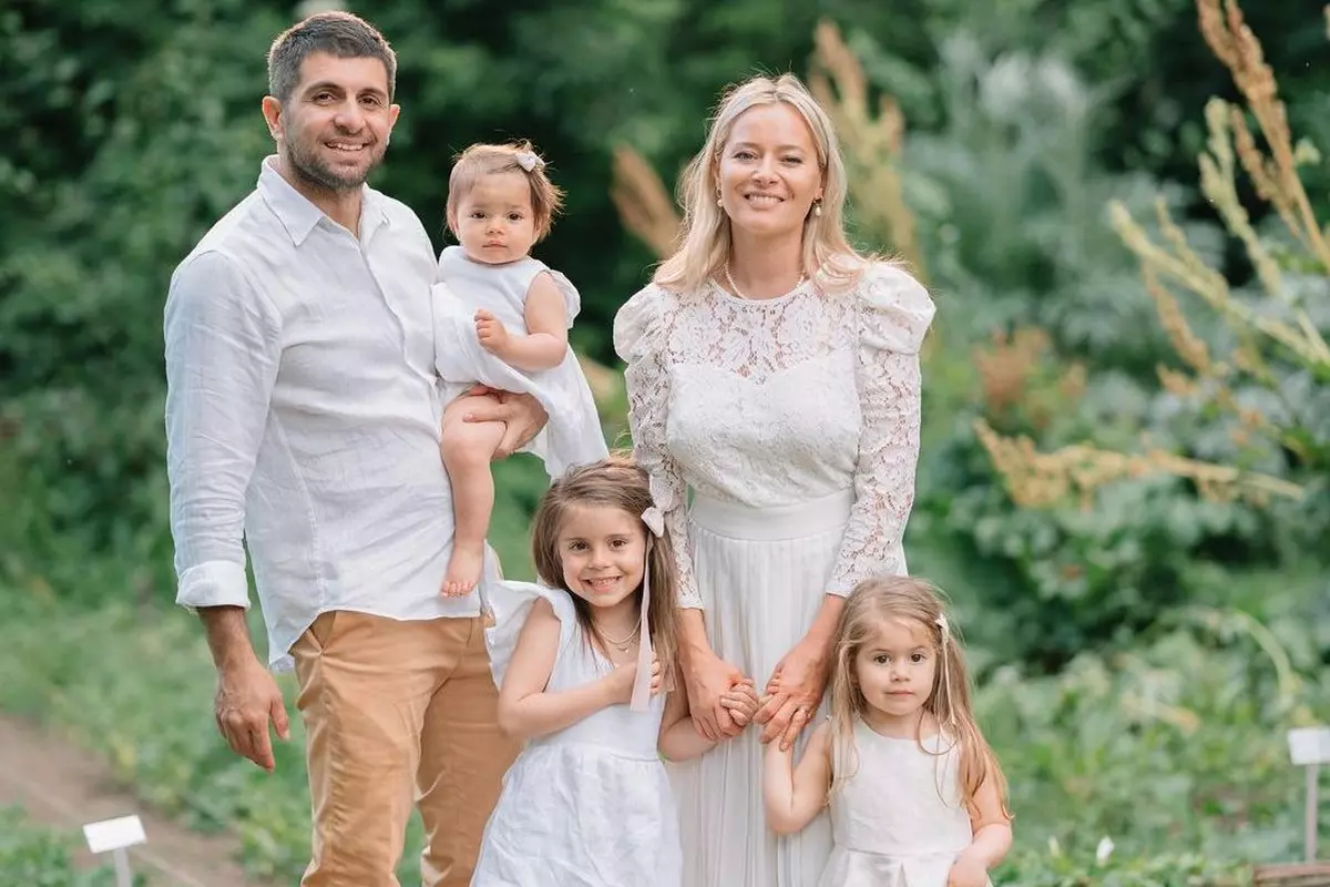 Laura Cosoi, sustinuta trup si suflet de sot: „Cosmin este mana mea dreapta. Copiii nostri au doi tati si doua mame”