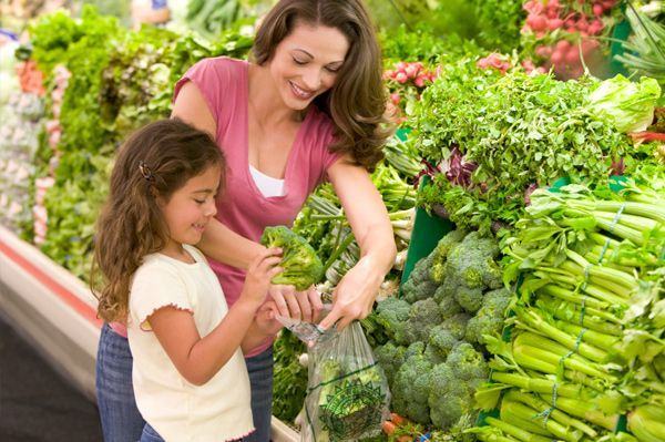 mama-copil-cumparaturi-legume