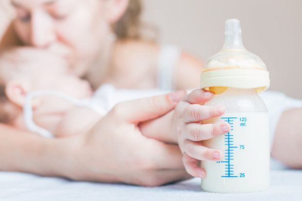 Scaunul bebelusului hranit lapte praf | Copilul.ro
