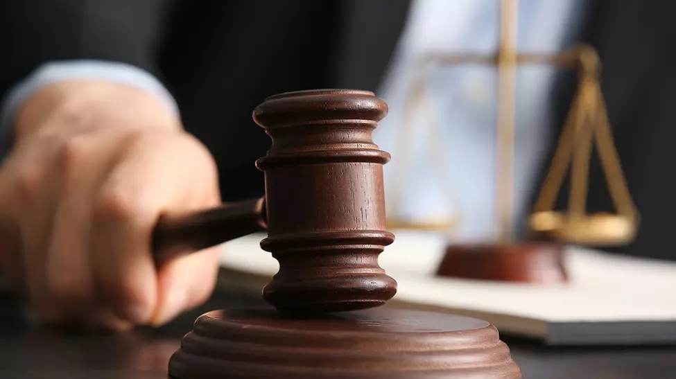 Parinti din Iasi, condamnati dupa moartea bebelusului lor. Nu au vrut scaun de copil in BMW pentru ca "nu le placea cum arata"