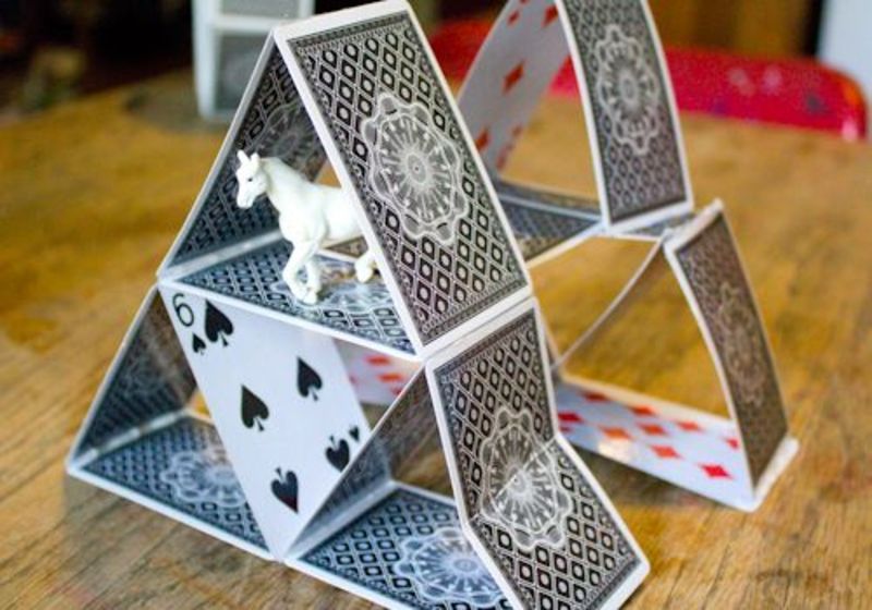 Красивые карточные домики. Что можно сделать из игральных карт. Что можно сделать из игральных карт. Домик из игральных карт. Декор из игральных карт.